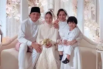 SAAT BAHAGIA BERAKHIR: Noor Nabila Mohd Noor dan Engku Emran Engku Zainal Abidin, bersama anak masing-masing, Engku Aleesya Engku Emran dan Jebat Jayden, semasa berkahwin pada 2021.