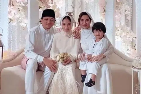 SAAT BAHAGIA BERAKHIR: Noor Nabila Mohd Noor dan Engku Emran Engku Zainal Abidin, bersama anak masing-masing, Engku Aleesya Engku Emran dan Jebat Jayden, semasa berkahwin pada 2021.
