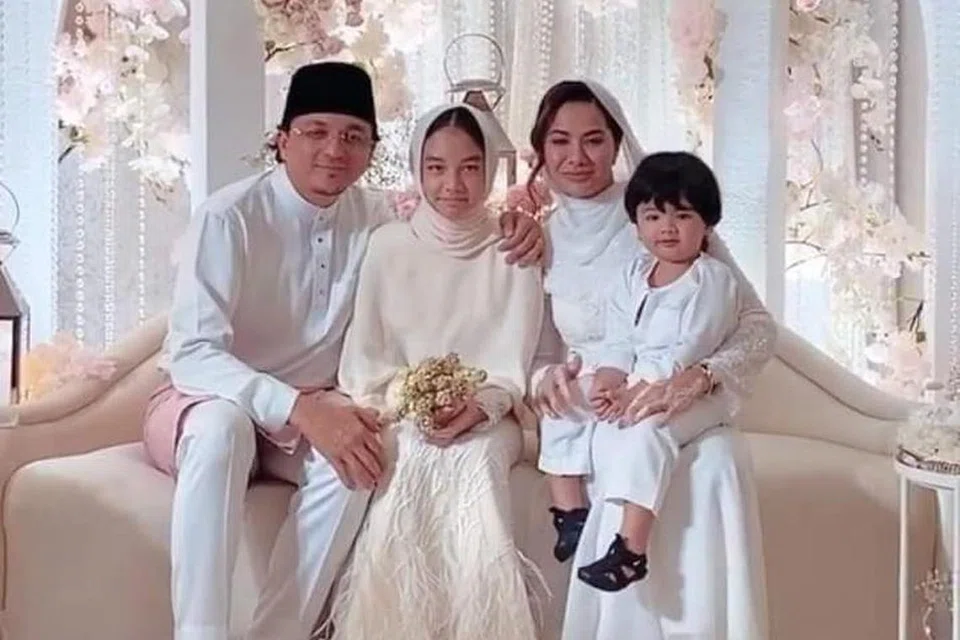SAAT BAHAGIA BERAKHIR: Noor Nabila Mohd Noor dan Engku Emran Engku Zainal Abidin, bersama anak masing-masing, Engku Aleesya Engku Emran dan Jebat Jayden, semasa berkahwin pada 2021.