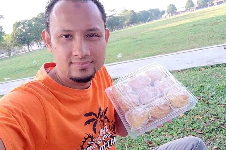 UBAH OPERASI: Encik Nadzim Khir Nadzmi membuat penghantaran makanan bungkusan selepas perniagaan katering ditutup di Bukit Beruntung, Hulu Selangor, Selangor. - Foto ihsan NADZIM KHIR NADZMI