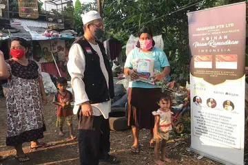 BANTUAN UNTUK SESAMA INSAN: Ibadahsg turut memberi bantuan kepada penduduk bukan Islam seperti di sebuah desa di kawasan Bogor ini, yang penduduk bukan Islamnya terjejas oleh Covid-19. - Foto IBADAHSG.