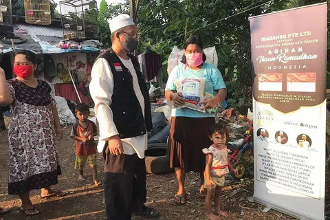 BANTUAN UNTUK SESAMA INSAN: Ibadahsg turut memberi bantuan kepada penduduk bukan Islam seperti di sebuah desa di kawasan Bogor ini, yang penduduk bukan Islamnya terjejas oleh Covid-19. - Foto IBADAHSG.