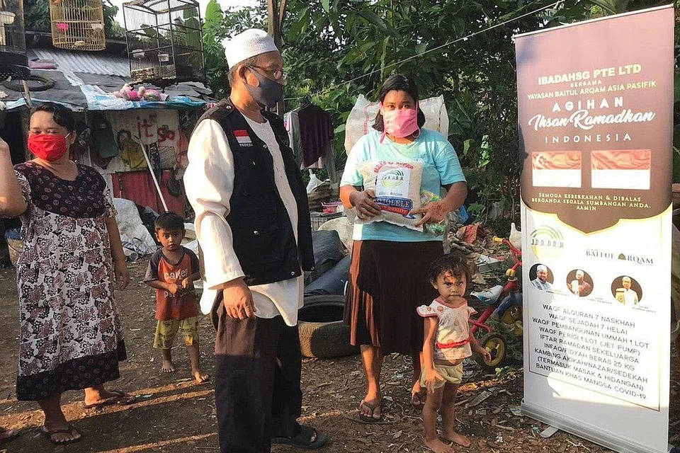 BANTUAN UNTUK SESAMA INSAN: Ibadahsg turut memberi bantuan kepada penduduk bukan Islam seperti di sebuah desa di kawasan Bogor ini, yang penduduk bukan Islamnya terjejas oleh Covid-19. - Foto IBADAHSG.