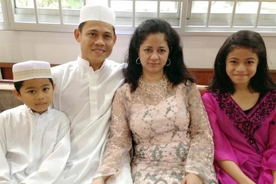 SELURUH KELUARGA HADAPI TEKANAN: Haanee (kanan) pernah terjejas sejurus sebelum PSLE tapi mujur sokongan dan nasihat kededua orang tuanya Encik Hamkah Mohamed Afik (dua dari kanan) dan Sharifah Shwikar selain adiknya Haaziq (kiri) telah sama-sama banyak membantunya mengatasi semua masalah tersebut. - Foto ihsan HAMKAH MOHAMED AFIK