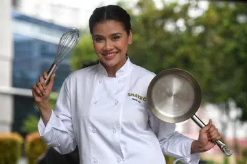 CEKALKAN HATI: Personaliti Huda Ali kembali ke sekolah untuk mengejar diploma ketiganya, kini dalam Seni Kulinari di tengah-tengah keperluan mengimbangi tugasnya sebagai ibu kepada dua anaknya. - Foto BM oleh KUA CHEE SIONG