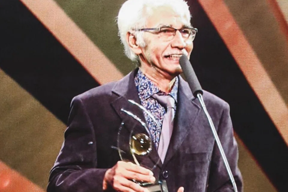 TIDAK PERNAH BERHENTI BERKARYA: Pemenang Anugerah Perdana Emas, Encik Hamed Ismail, sentiasa memastikan ilham dijana dengan beliau rajin membaca dan memburu ilmu bagi memperkasa lagi teknik penulisannya. - Foto BH oleh KHIDHIR ASYRAF MAHBOB