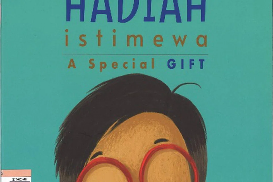 Hadiah Istimewa
Nombor Panggilan: J SING NUR
Azim berasa sedih kerana neneknya akan berhijrah ke satu tempat yang sangat jauh. Sebelum berpisah, neneknya memberi Azim sebuah hadiah istimewa – canting yang digunakan beliau sejak kecil untuk melukis corak batik di atas kain.