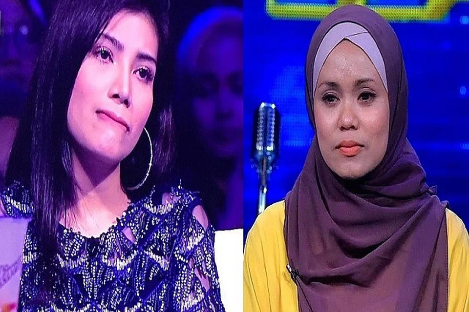PERKASA SEMANGAT: 'Mikrofon Impian' menjadi wadah bagi peserta dengan bebanan kewangan bertanding demi meleraikan masalah yang menghimpit. Foto ini menunjukkan penyanyi Elyana (kiri) yang tersentuh dengan kegigihan peserta Lily Zuliah Sakiman (kanan) yang memperjuangkan hidupnya yang berpenyakit barah serviks tahap empat. - Foto ASTRO RIA 