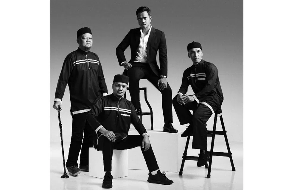 CETUS FENOMENA BARU: Kejayaan gabungan antara personaliti popular Malaysia, Aliff Satar (belakang) dengan kumpulan nasyid legenda, Raihan, merakamkan semula lagu Sesungguhnya tahun lalu telah mencetuskan fenomena baru terhadap lagu yang termuat dalam album Puji-Pujian (1996). - Foto ALIFF SATAR/INSTAGRAM 