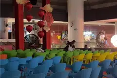 Cik Nur Huda Hazmi mengagihkan makanan dan minuman kepada golongan gelandangan pada 30 Januari lalu sekitar jam dua pagi di Our Tampines Hub. Ini merupakan kali kelima beliau menyalurkan bantuan sedemikian. 