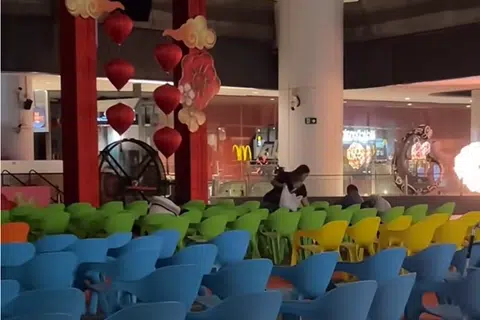 Cik Nur Huda Hazmi mengagihkan makanan dan minuman kepada golongan gelandangan pada 30 Januari lalu sekitar jam dua pagi di Our Tampines Hub. Ini merupakan kali kelima beliau menyalurkan bantuan sedemikian. 