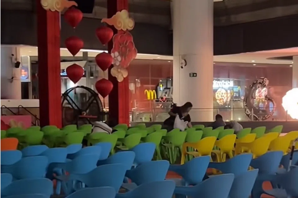 Cik Nur Huda Hazmi mengagihkan makanan dan minuman kepada golongan gelandangan pada 30 Januari lalu sekitar jam dua pagi di Our Tampines Hub. Ini merupakan kali kelima beliau menyalurkan bantuan sedemikian. 