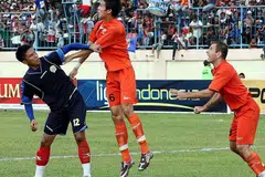 KONGSI PENGALAMAN: Bekas pemain Singa (dari kiri) Noh Alam Shah, Baihakki Khaizan dan Mustafic Fahrudin pernah mengalami suasana yang menggerunkan di Liga Indonesia. - Foto-foto fail