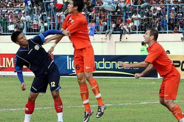 KONGSI PENGALAMAN: Bekas pemain Singa (dari kiri) Noh Alam Shah, Baihakki Khaizan dan Mustafic Fahrudin pernah mengalami suasana yang menggerunkan di Liga Indonesia. - Foto-foto fail