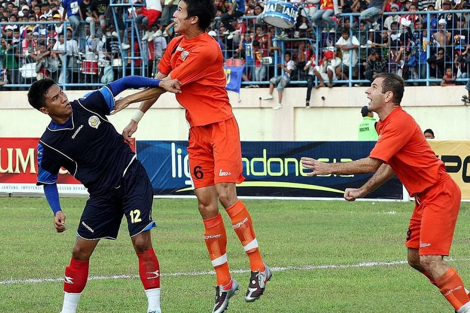 KONGSI PENGALAMAN: Bekas pemain Singa (dari kiri) Noh Alam Shah, Baihakki Khaizan dan Mustafic Fahrudin pernah mengalami suasana yang menggerunkan di Liga Indonesia. - Foto-foto fail