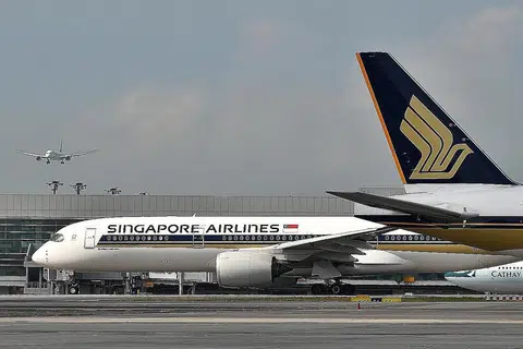 KENDALI LEBIH RAMAI PENUMPANG: Lapangan Terbang Antarabangsa Changi mengendalikan 65.6 juta penumpang tahun lalu, meningkat 5.5 peratus berbanding 2017. - Foto fail