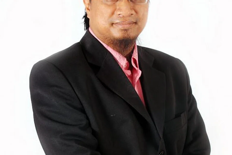 USTAZ MOHAMMAD BAHRUL-ULUM: Pengurus Masjid An-Nur. 
