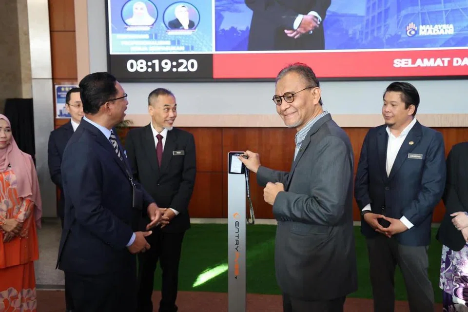 MULA TUGAS: Menteri Kesihatan, Datuk Seri Dr Dzulkefly Ahmad kembali memulakan tugas di Kementerian Kesihatan Malaysia (KKM) di Putrajaya pada 13 Disember.