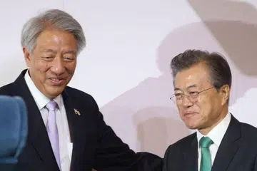 KE ARAH KERANCAKAN EKONOMI: Presiden Moon (kanan) disambut Timbalan Perdana Menteri Encik Teo Chee Hean di Ceramah Singapura anjuran Iseas-Institut Yusof Ishak semalam. - Foto BH oleh GAVIN FOO