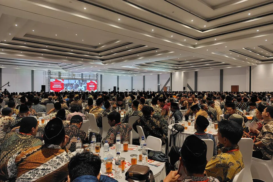 Sekitar 1,200 bekas anggota Jemaah Islamiyah (JI) – kebanyakannya mengenakan pakaian tradisional batik Jawa – berhimpun pada Disember 2024 di Solo, Jawa Tengah, bagi memperbaharui ikrar untuk membubarkan kumpulan pengganas serantau yang pernah bergerak secara sulit itu.
