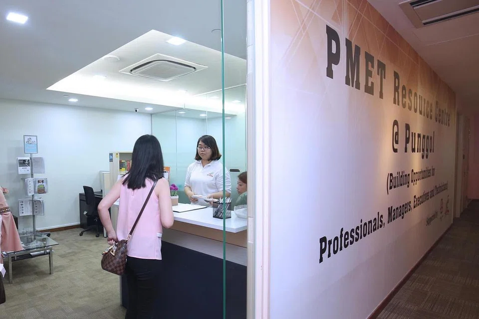 KHIDMAT DIPERLUKAN: CDC North East membuka Pusat Rujukan PMET di Kelab Masyarakat Punggol 21 setelah bertambahnya bilangan PMET yang mendekati Pusat-Pusat Penempatan Pekerjaan (JPC) CDC North East. - Foto fail