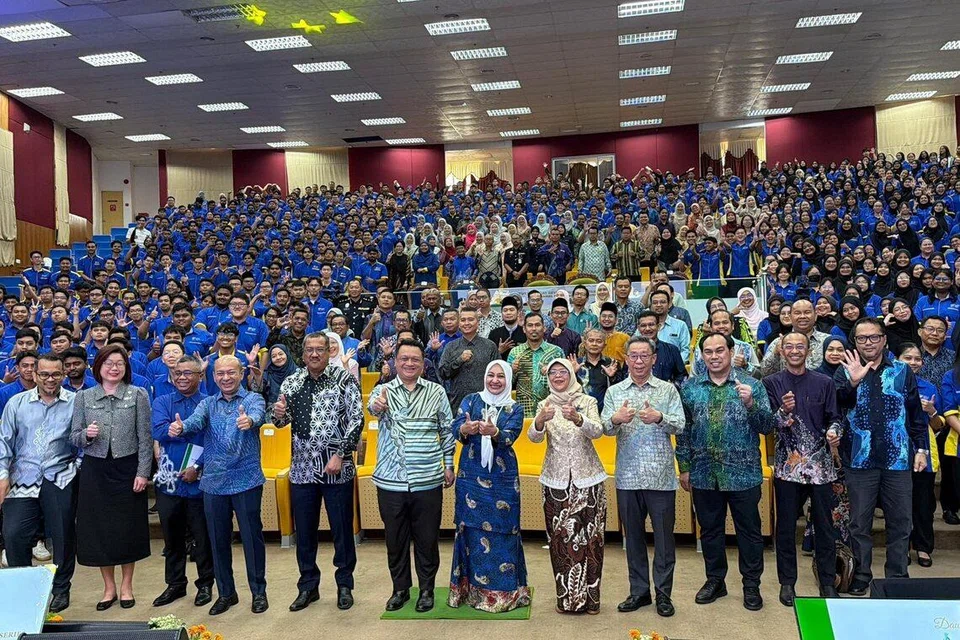 Puan Halimah (barisan depan, lima dari kanan) bergambar bersama Raja Muda Perlis, Tuanku Syed Faizuddin Putra Jamalullail (barisan depan, enam dari kiri) serta kakitangan kanan uniMAP dan peserta ceramah. 
