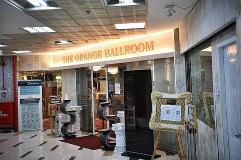 DIARAH TUTUP: Orange Ballroom ditutup selama 20 hari bermula semalam kerana melanggar langkah pengurusan selamat. - Foto BH oleh ARIFFIN JAMAR
