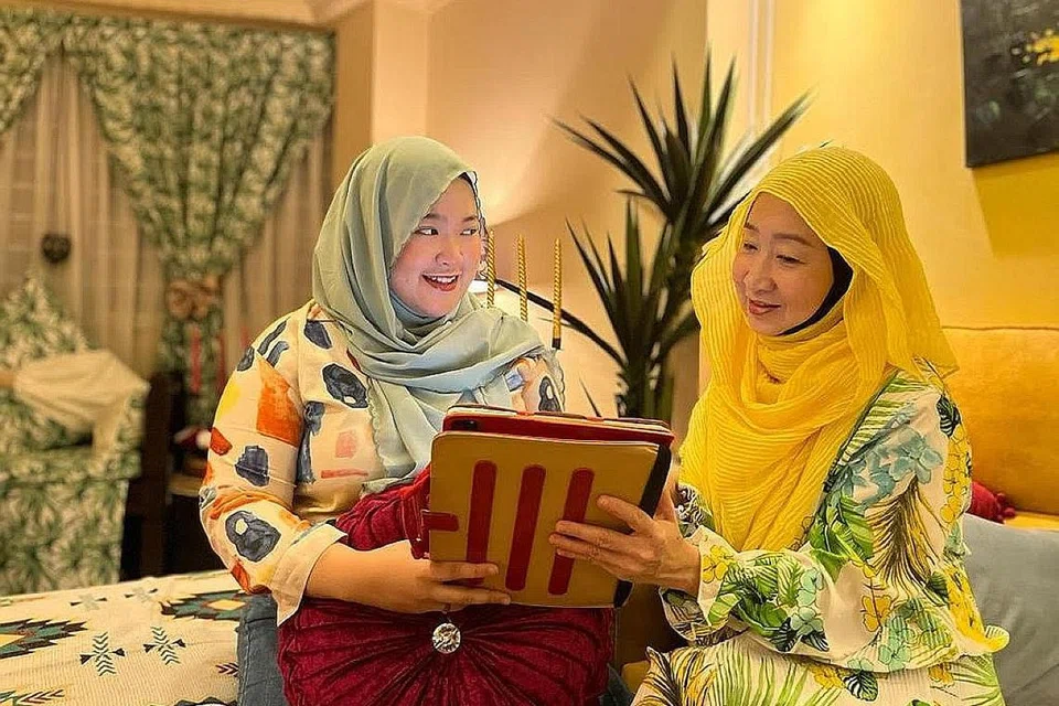 NASIHAT BUAT ANAK: Cik Norma Yaacob (kanan) menasihati anaknya, Cik Nurin Syaza Sarbini, 25 tahun, untuk menabung dari awal dan menanam sikap pengurusan kewangan yang baik. - Foto ihsan NORMA YAACOB