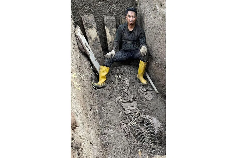 PENAT LELAH BERBALOI: Di sebalik banyak babak fizikal yang memerah keringat tatkala panas dan mencabar daya tahan ketika hujan lebat, Shahril Wahid menganggap pengalaman berlakon sebagai jurubina yang menawar khidmat sebagai penggali kubur sambilan dalam 'Bidadari' membuka mata. - Foto KONXEPZ PRODUCTIONS 