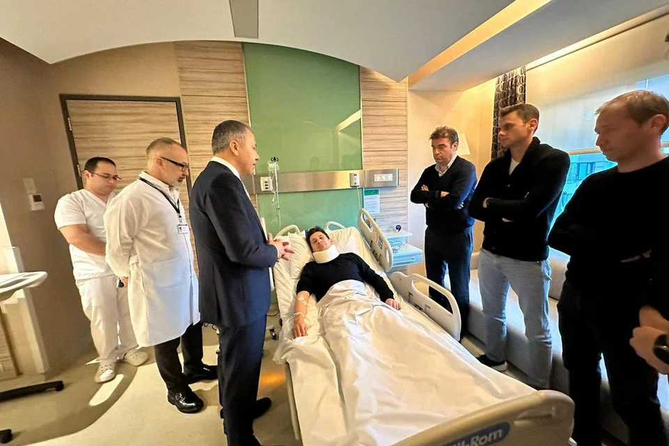 DIRAWAT DI HOSPITAL: Menteri Dalam Negeri Turkey, Encik Ali Yerlikaya (depan, kiri) melawat pengadil Halil Umut Meler di sebuah hospital di Ankara setelah ditumbuk di muka oleh presiden MKE Ankaragucu, Faruk Koca  dalam perlawanan antara Ankaragucu dengan Caykur Rizespor pada 12 Disember.