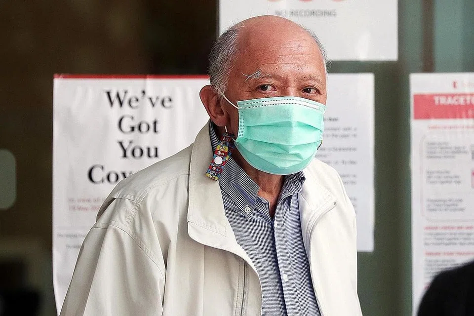 DIHUKUM: Roger Pang Heng Mun bantu mangsa selepas kemalangan.