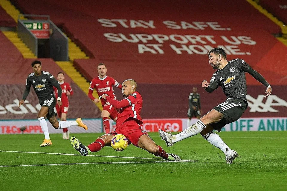 MAIN PERANAN BESAR:Bruno Fernandes (jersi gelap) memainkan peranan besar dalam kebangkitan semula Manchester United. - Foto AFP