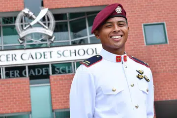 JADI KEBANGGAAN: 2LT Muhammad Qamarul Anwar Mohd Noor, merupakan penerima anugerah Pedang Merit semasa Perbarisan Pentauliahan Sekolah Pegawai Kadet (OCS) Ahad lalu. Beliau gembira akhirnya kededua orang tuanya dapat melihatnya mengenakan beret merah setelah tamat latihan. - Foto MINDEF