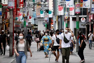 SEKATAN MUNGKIN BERAKHIR: Orang ramai memakai pelitup di kawasan beli-belah Shibuya di Tokyo akhir bulan lalu. Menteri Ekonomi Yasutoshi Nishimura berkata jika diluluskan panel penasihat kerajaan, Jepun akan keluar daripada perintah darurat Covid-19 mulai semalam. - Foto REUTERS