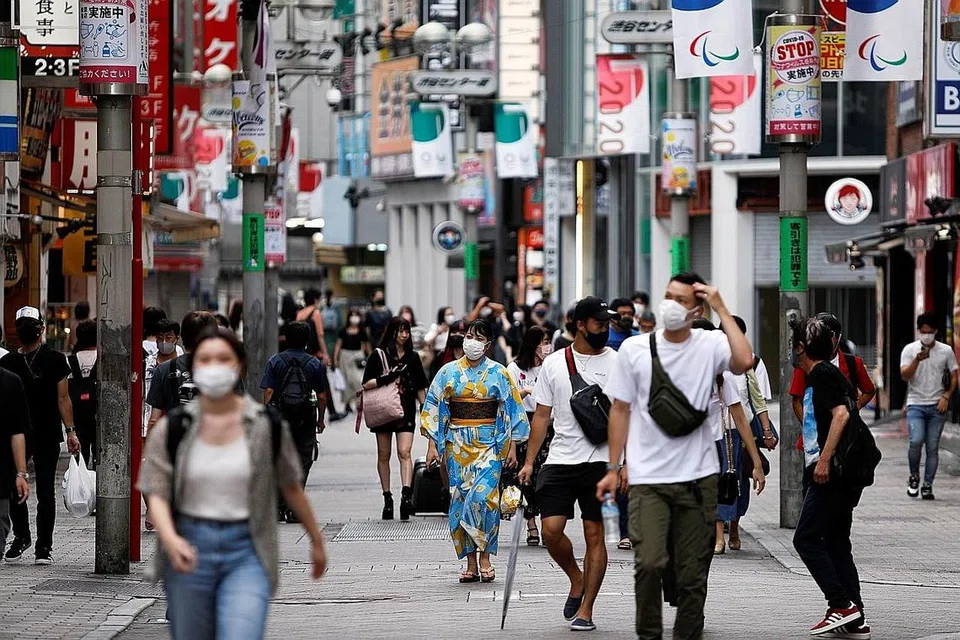 SEKATAN MUNGKIN BERAKHIR: Orang ramai memakai pelitup di kawasan beli-belah Shibuya di Tokyo akhir bulan lalu. Menteri Ekonomi Yasutoshi Nishimura berkata jika diluluskan panel penasihat kerajaan, Jepun akan keluar daripada perintah darurat Covid-19 mulai semalam. - Foto REUTERS