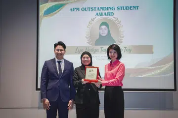 CEMERLANG JUA: (Dari kanan) Cik Sun Xueling menyampaikan  Anugerah Pelajar Cemerlang Bestari 4PM kepada Cik Lya Nadya Tay Alwee Tay, dengan disaksikan Encik Nassar Mohamad Zain.
