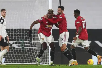 WIRA PASUKAN: Paul Pogba menjadi wira Manchester United, selepas jaringannya memastikan kemenangan 2-1 terhadap Fulham, sekali gus meletakkan mereka di tangga teratas liga sekali lagi. - Foto-foto EPA-EFE 
