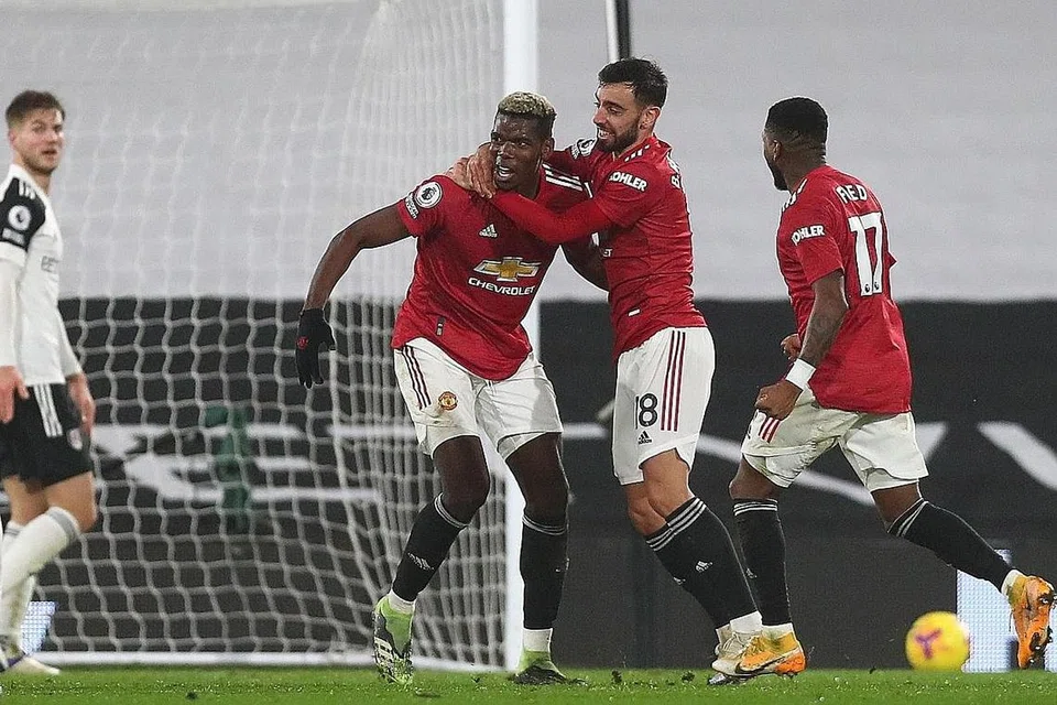WIRA PASUKAN: Paul Pogba menjadi wira Manchester United, selepas jaringannya memastikan kemenangan 2-1 terhadap Fulham, sekali gus meletakkan mereka di tangga teratas liga sekali lagi. - Foto-foto EPA-EFE 