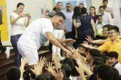 TEMUI PEMINAT CILIK: Cristiano Ronaldo bertemu dengan murid Sekolah Rendah Yumin dan Chongzheng pada 4 Julai 2019.