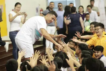 TEMUI PEMINAT CILIK: Cristiano Ronaldo bertemu dengan murid Sekolah Rendah Yumin dan Chongzheng pada 4 Julai 2019.
