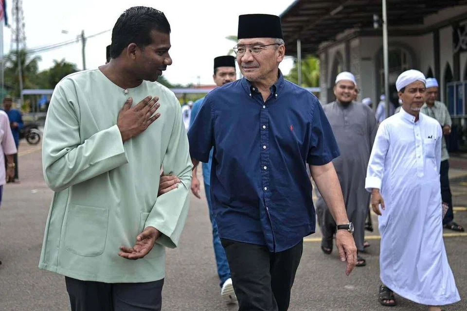 Datuk Seri Hishammuddin Hussein (bersongkok) menekankan peri penting tidak menggunakan politik perkauman untuk merebut undi semasa Pilihan Raya Negeri (PRN)