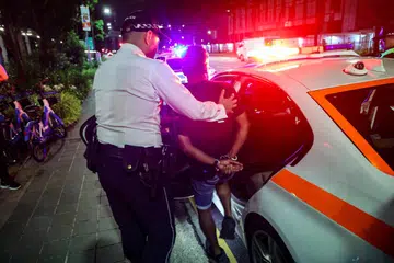 DITAHAN: Seorang pemandu ditahan kerana gagal ujian Penganalisis Bukti Pernafasan (BEA) yang menunjukkan darahnya mengandungi jumlah alkohol lebihi had yang ditetapkan undang-undang. Ujian BEA dijalankan pada satu sekatan jalan polis sepanjang Kallang Road pada malam Jumaat.