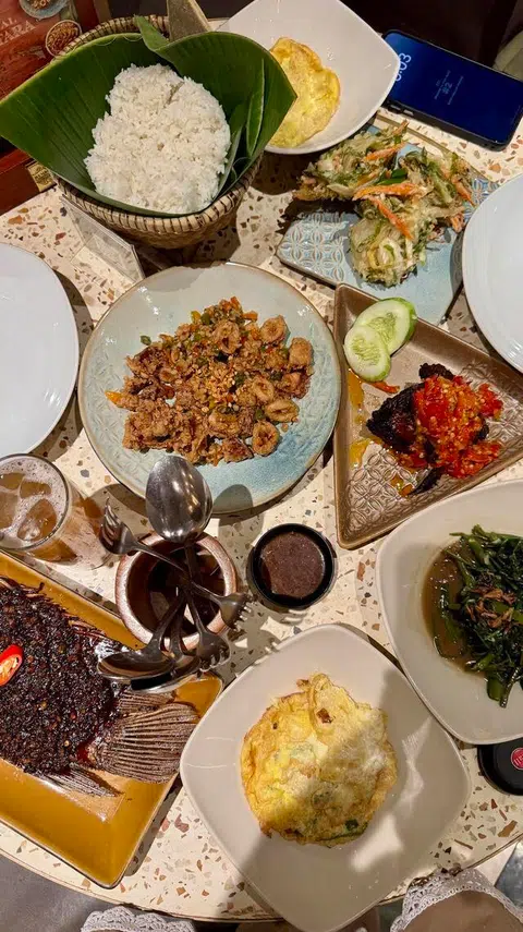 Sajian tradisional Indonesia dan masakan Nusantara yang autentik di restoran Remboelan, Jakarta.