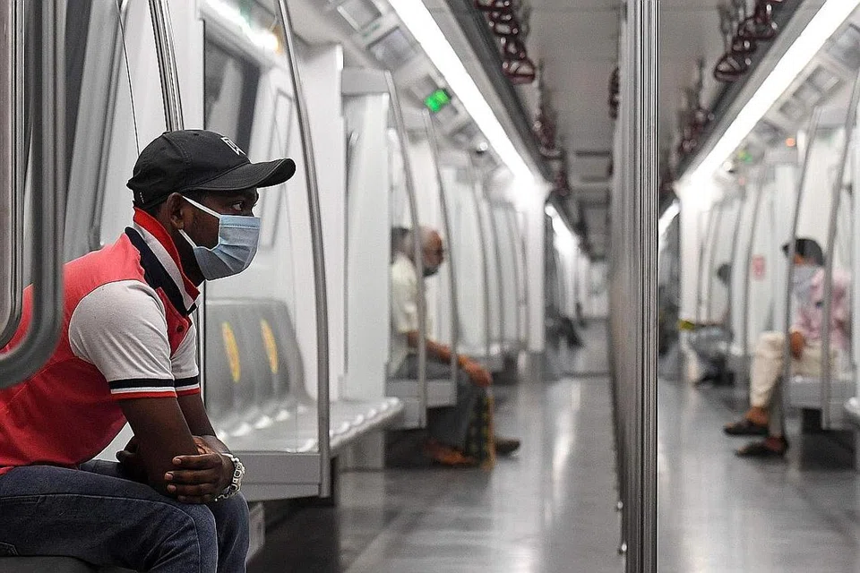 SAMBUNG SEMULA: Penumpang duduk di dalam kereta api Laluan Kuning setelah Delhi Metro Rail Corporation (DMRC) menyambung semula perkhidmatan metro bandar itu. India mengatasi Brazil sebagai negara yang mempunyai jumlah kes koronavirus kedua tertinggi. Namun demikian pihak berkuasa tetap teruskan rancangan membuka semula ekonomi negara Asia Selatan yang teruk terjejas itu. - Foto AFP