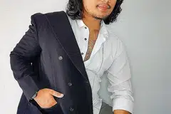 BAWA 'CENDERAWASIH' TERBANG KE MALAYSIA: Umar Uzair merakam semula lagu puisi terkenal kumpulan 2D, Cenderawasih,buat pendengaran pencinta muzik di Malaysia, kerana tertarik dengan karya tulisan Allahyarham Zaidy Nandir itu. - Foto ihsan UMAR UZAIR
