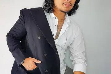 BAWA 'CENDERAWASIH' TERBANG KE MALAYSIA: Umar Uzair merakam semula lagu puisi terkenal kumpulan 2D, Cenderawasih,buat pendengaran pencinta muzik di Malaysia, kerana tertarik dengan karya tulisan Allahyarham Zaidy Nandir itu. - Foto ihsan UMAR UZAIR