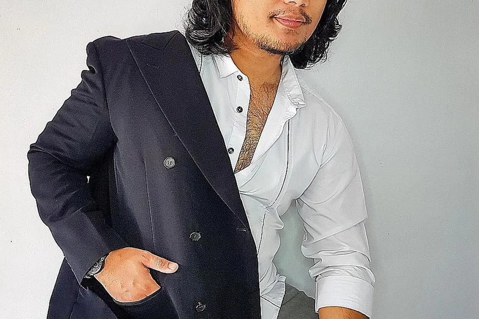 BAWA 'CENDERAWASIH' TERBANG KE MALAYSIA: Umar Uzair merakam semula lagu puisi terkenal kumpulan 2D, Cenderawasih,buat pendengaran pencinta muzik di Malaysia, kerana tertarik dengan karya tulisan Allahyarham Zaidy Nandir itu. - Foto ihsan UMAR UZAIR