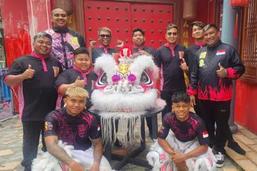 Kumpulan tarian singa Kuo Chuan Arts Cultural, yang diketuai Encik Jamsairi Kamaruddin, lebih dikenali sebagai Bob Senget (kanan) telah ke Guangzhou, China, bersama sembilan anggota lain untuk pertandingan tarian singa bertiang tinggi. Antara anggota termuda dalam kumpulan itu ialah pemain gendang, Zidan Shah Mohamed Faizul (diri, tiga dari kiri) yang berusia 10 tahun.