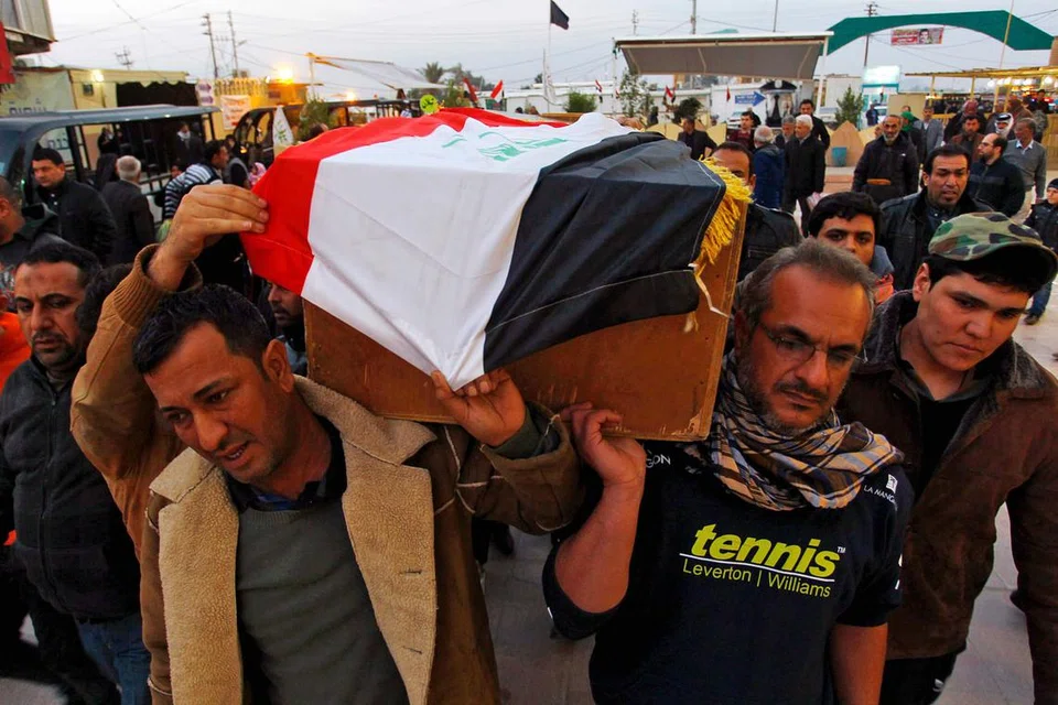 TEWAS: Semalam di kawasan Najaf, warga Iraq dirakam mengusung keranda mangsa yang meninggal dunia ekoran serangan pengebom bunuh diri di persimpangan Bandar Sadr kelmarin. - Foto AFP