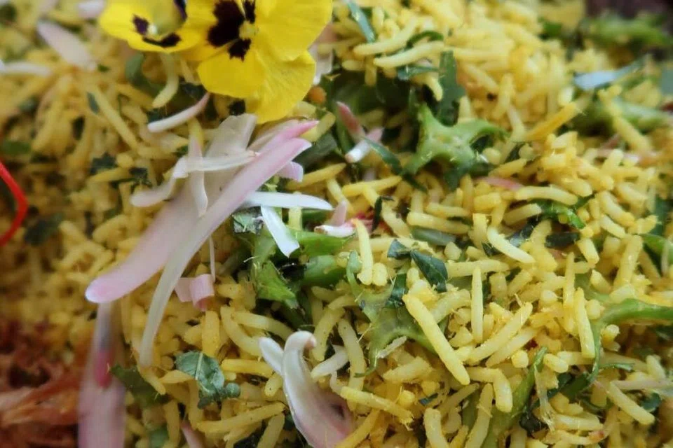 Nasi ulam dari Cuba menggunakan nasi yang diselitkan dengan herba segar dan rempah-ratus aromatik, mencipta asas yang menyegarkan. Antaranya ialah  menggunakan daun kemangi, daun limau purut dan daun kunyit, digaul bersama ikan masin, udang kering, serbuk lada putih, serbuk kunyit, kacang botol, bunga kantan dan telur asin.